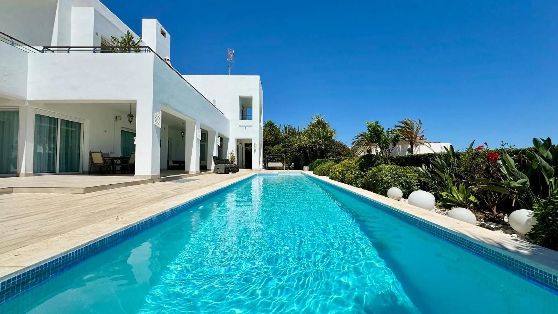 Hermosa Villa En Marbella,100 M Playa, Vistas Al Mar, Piscina Privada location